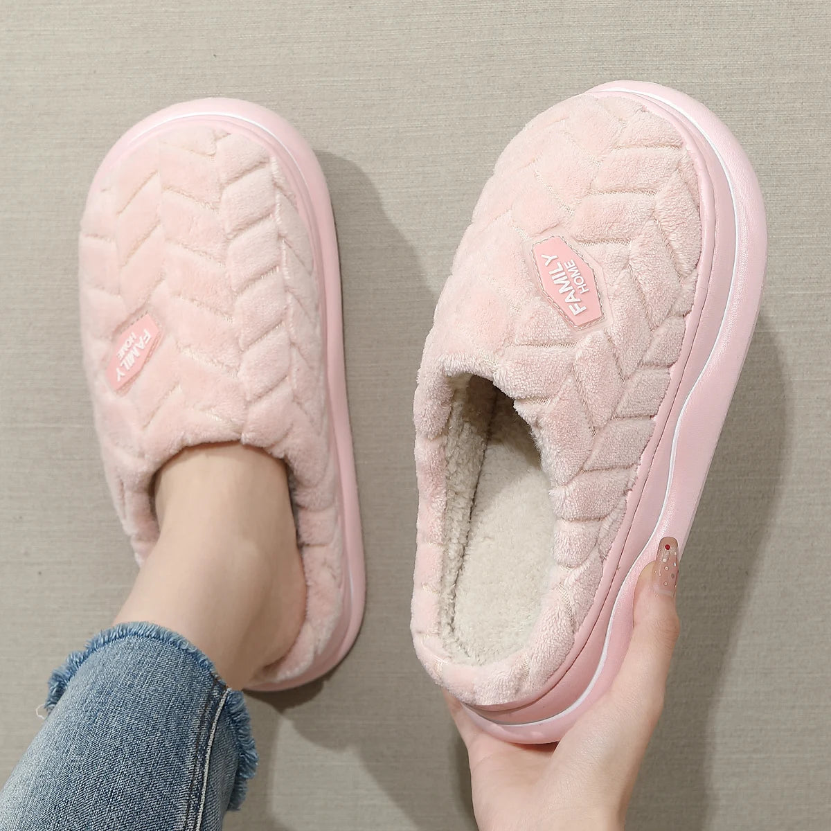 🧦 Zapatillas de Invierno Unisex | Feetiva - Cálidas y Antideslizantes (Pack Pareja - Tallas 36-44 - Estilo Básico con Toque Divertido)